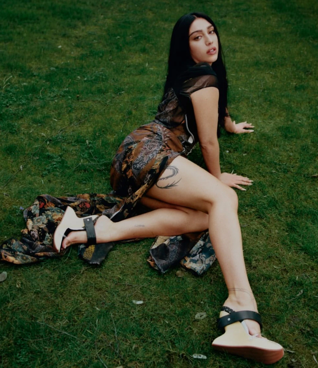 Дочка Мадонни Лурдес (Лола) у сукні з розрізом показала ноги на фото на траві