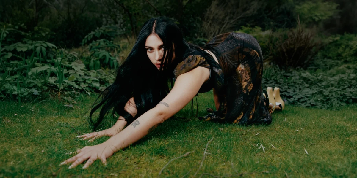 Дочка Мадонни Лурдес (Лола) повгиналася на траві для фото