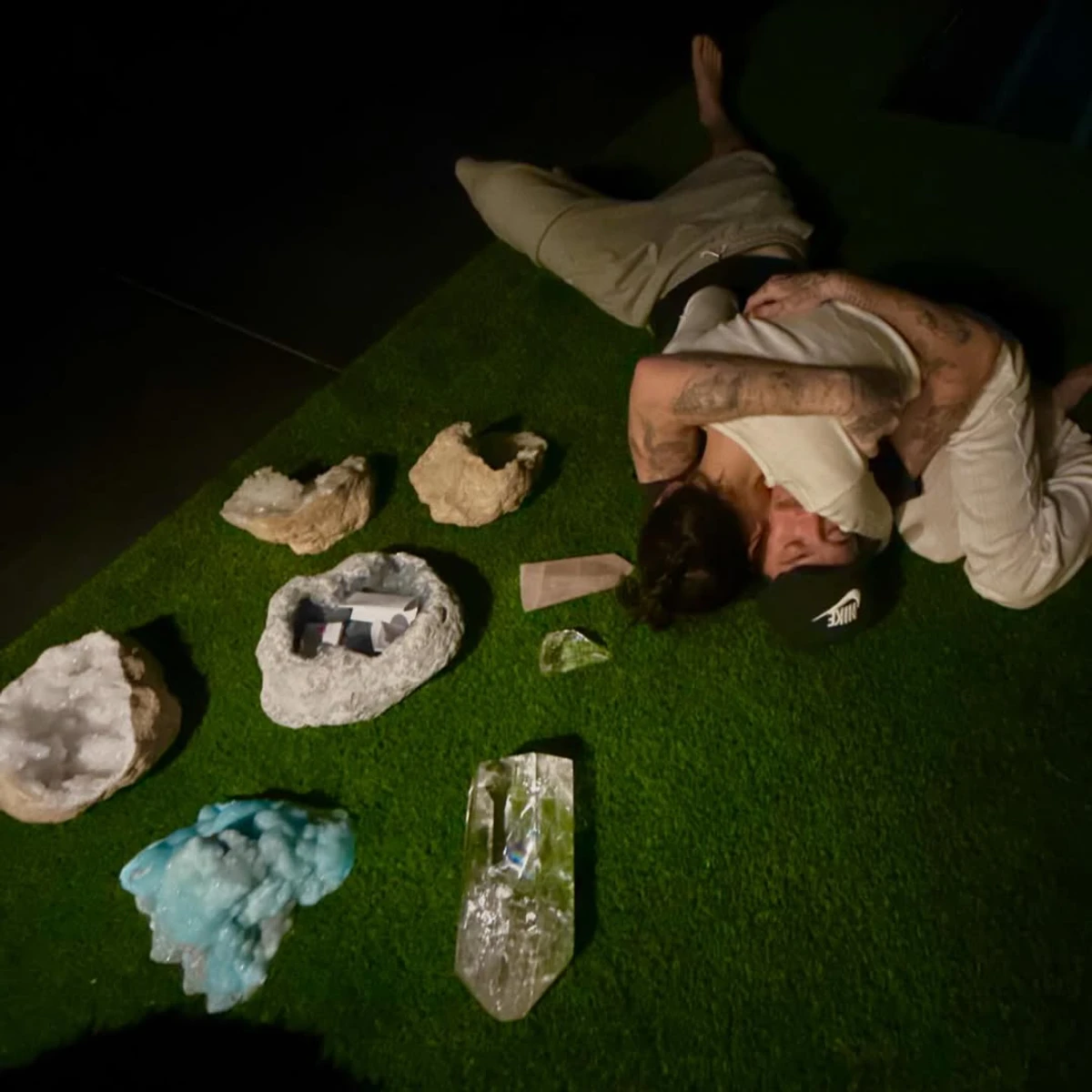 Бруклін Бекхем і Нікола Пельтц обіймаються на фото