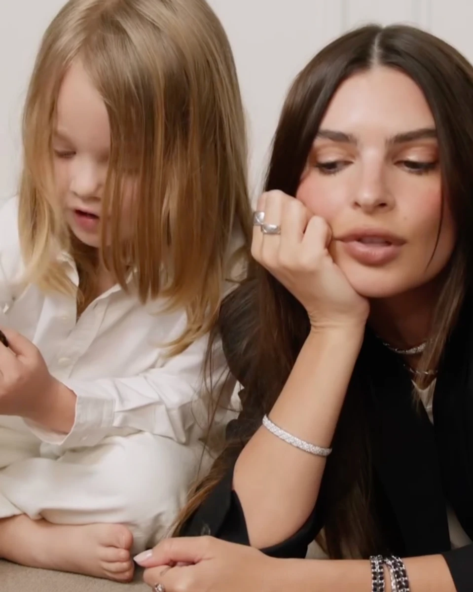 Емілі Ратаковскі побавилася з сином для реклами модного бренду