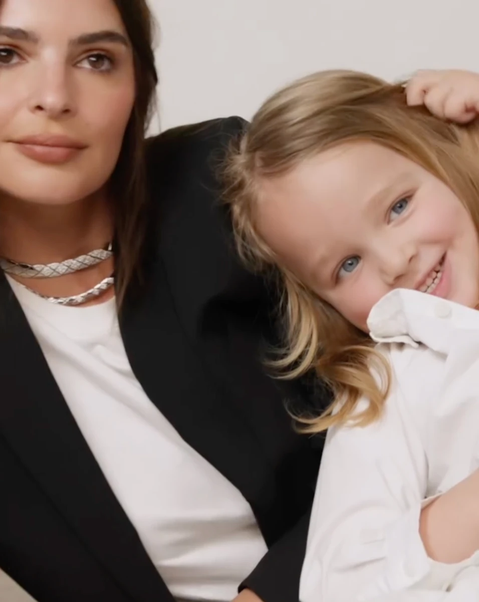 Емілі Ратаковскі замилувала балощами з сином для кампейну