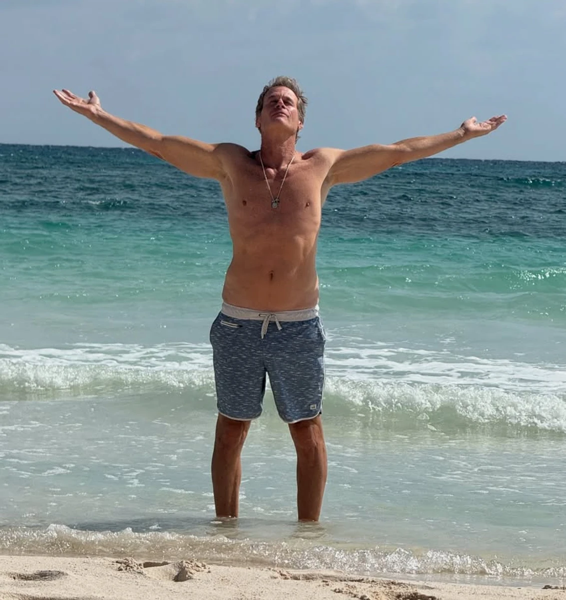 Сінді Кроуфорд показала чоловіка з голим торсом на його 64-річчя