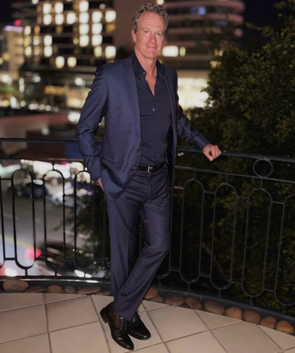 Сінді Кроуфорд привітала чоловіка з 64-річчям і показала його в костюмі