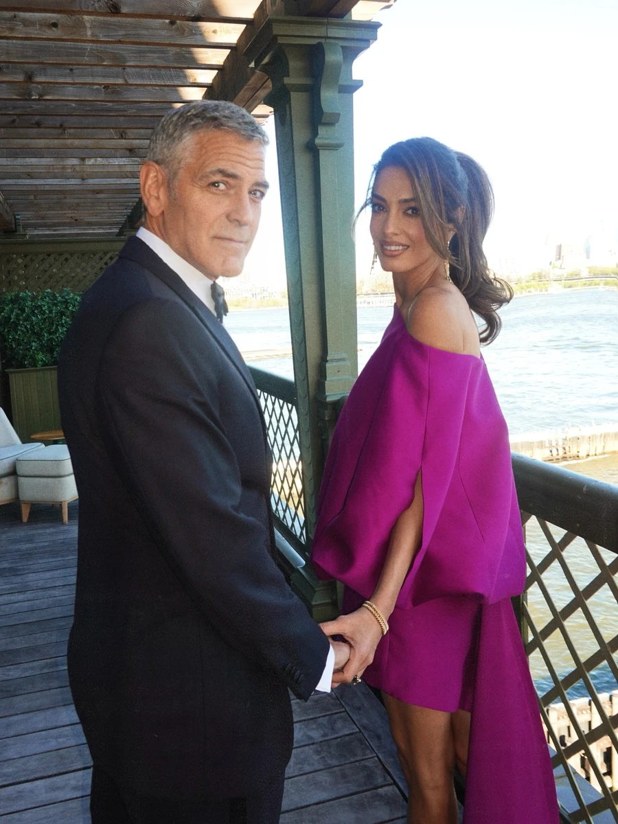 Джордж Клуні тримає за руку дружину Амаль