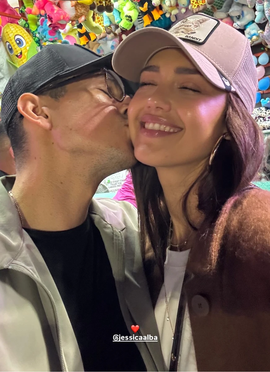 Коханий Джессіки Альби поцілував її на фото до її 45-річчя