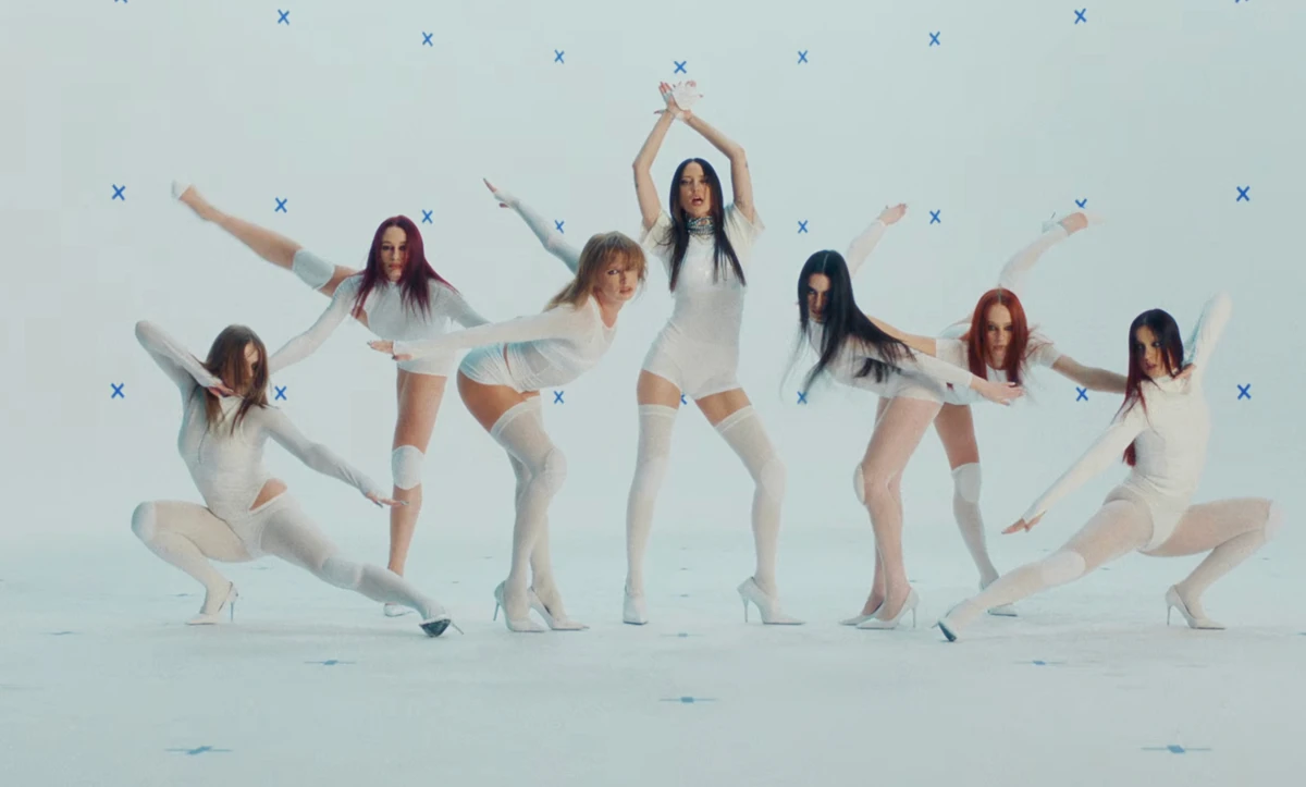 Надя Дорофєєва у міні й панчохах влаштувала сексі танці у кліпі