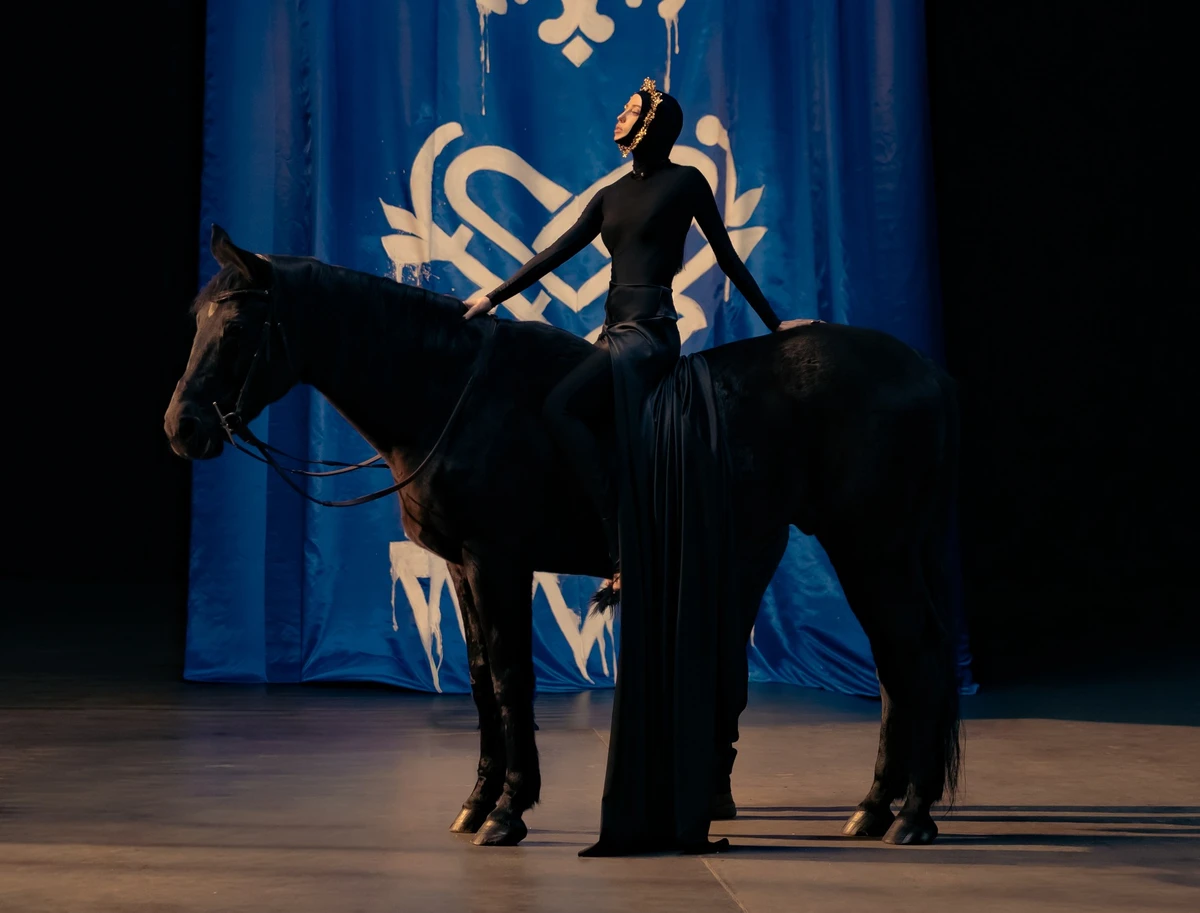 Надя Дорофєєва посиділа на коні в ефектному кліпі