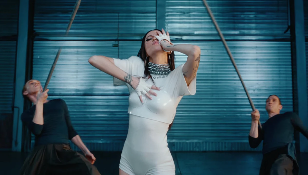 Надя Дорофєєва влаштувала ефектні танці у кліпі