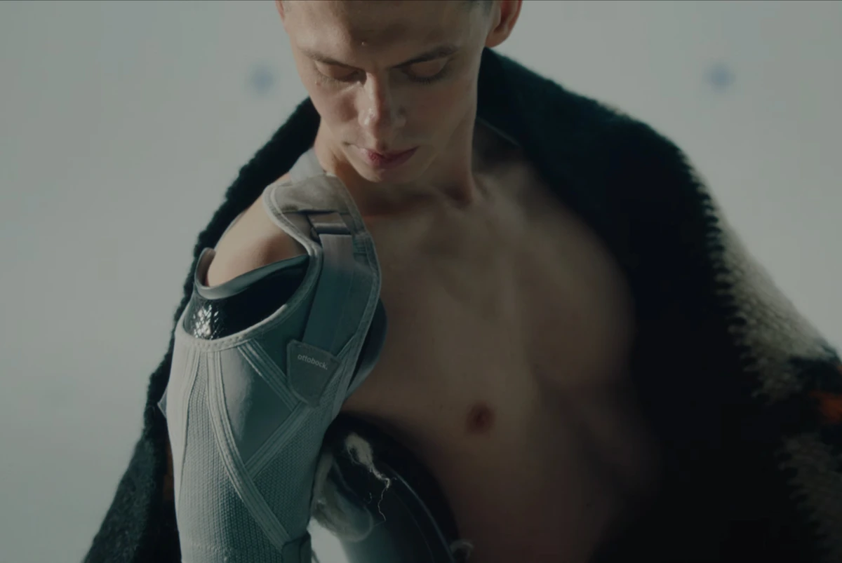 DOROFEEVA показала ветерана з біонічним протезом у кліпі