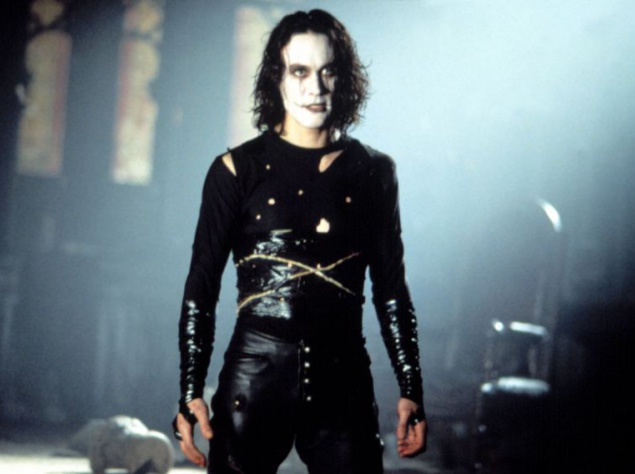 Ворон (1994). Работа Брэндона Ли в фильме "Ворон" почти закончилась, когда с ним произошёл несчастный случай, ставший причиной его смерти. В него должны были выстрелить холостым патроном, но в стволе пистолета застрял кусок настоящей пули, простреливший бок Ли и смертельно ранивший его. Проблема в том, что Ли почти закончил сцену. Почти. В сцене, в которой Ли снимался в момент смерти, также умирал его герой Эрик Дрейвен. В той части сцены, где Дрейвен после смерти падает, снимался уже не Ли — его лицо наложено на тело другого актёра. Этот способ, появившийся как раз после того ужасного случая, теперь используется, чтобы "оживить" мёртвых актёров в новых фильмах.