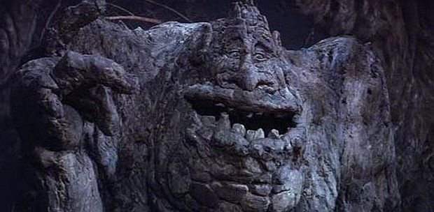 Скалоед (Rock Biter). Монументальных размеров существо, одним из первых обитателей Фантазии появляется в кадре (пугая тех, кто его видит). Как выясняется, питается камнями — и чем они богаче всякими минеральными вкраплениями, тем ему радостнее. Для этого "монстра" были изготовлены три модели. Самая крупная — сидячая, она же присутствует в фильме больше всего. Реальная её высота составила 1,6 метра, изготавливали её из крашеной пенорезины. Вторая модель — Скалоед верхом на своём "передвижном устройстве", напоминающем одновременно асфальтный каток и детский велосипед. Как ни смешно, "каменный каток" мог самостоятельно двигаться — в модель встроили мощный электромотор с приводом на переднюю ось, а батареи, от которых он питался, были установлены в седло. Модель самого скалоеда подвижной делать не понадобилось — только глаза и ноги. Их движением управляли удалённо. Вся комбинация весила порядка 100 кг.