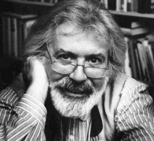 "Бесконечная история" снималась по одноимённой книге Михаэля Энде, однако, ознакомившись со сценарием, писатель заявил, что фильм слишком сильно отличается от его творения, и потребовал либо прекратить съёмки фильма, либо сменить ему название. Отличий от книги действительно много: например, у Атрейю по книге волосы синего цвета, а кожа — оливково-зелёная; Ноа Хэтуэя пытались выкрасить в зелёный цвет, но в итоге решили обойтись без этого, и "воин Травяных Равнин" остался белокожим европеоидом. У Императрицы в книге волосы снежно-белого цвета, в то время как исполнительнице этой роли в фильме — 12-летней Тами Стронак — оставили природный русый цвет волос. Бастиан Букс в книге страдает лишним весом, почему, собственно, его и травят другие ученики его школы. В фильме он просто очень маленький и слабый, вследствие чего и не может дать отпор трём раскормленным бездельникам, запихивающим его в мусорный контейнер. Сценарий ленты примерно соответствует только первой половине книги, и некоторые персонажи и эпизоды в него не попали, а некоторые были сильно изменены — что часто бывает при экранизациях. Всё это и вызвало недовольство Энде... Однако киностудия отказалась выполнить его требования. Со стороны Энде последовал судебный иск, который он, однако, проиграл. Единственное, что ему удалось добиться, так это, чтобы из головных титров убрали его имя. В финале, однако, литературный первоисточник и его автор упоминаются.