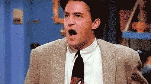 В 1993 году Мэттью Перри предложил компании NBC написанный им в соавторстве сценарий ситкома под названием "Дом Максвелла" о группе молодых людей. Ему отказали, потому что компания уже начала работу над подобным шоу — это и были "Друзья".