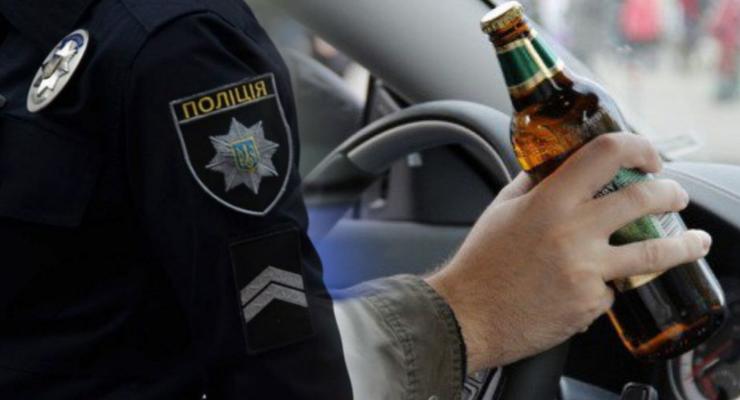 Чому не варто пити алкоголь у припаркованому авто: пояснюємо ризики