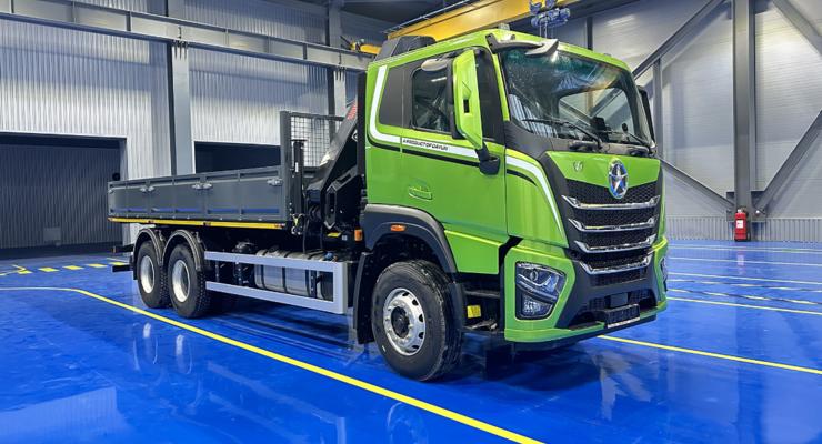 В Україні презентували потужний бортовий автомобіль з краном-маніпулятором на 340 к.с.