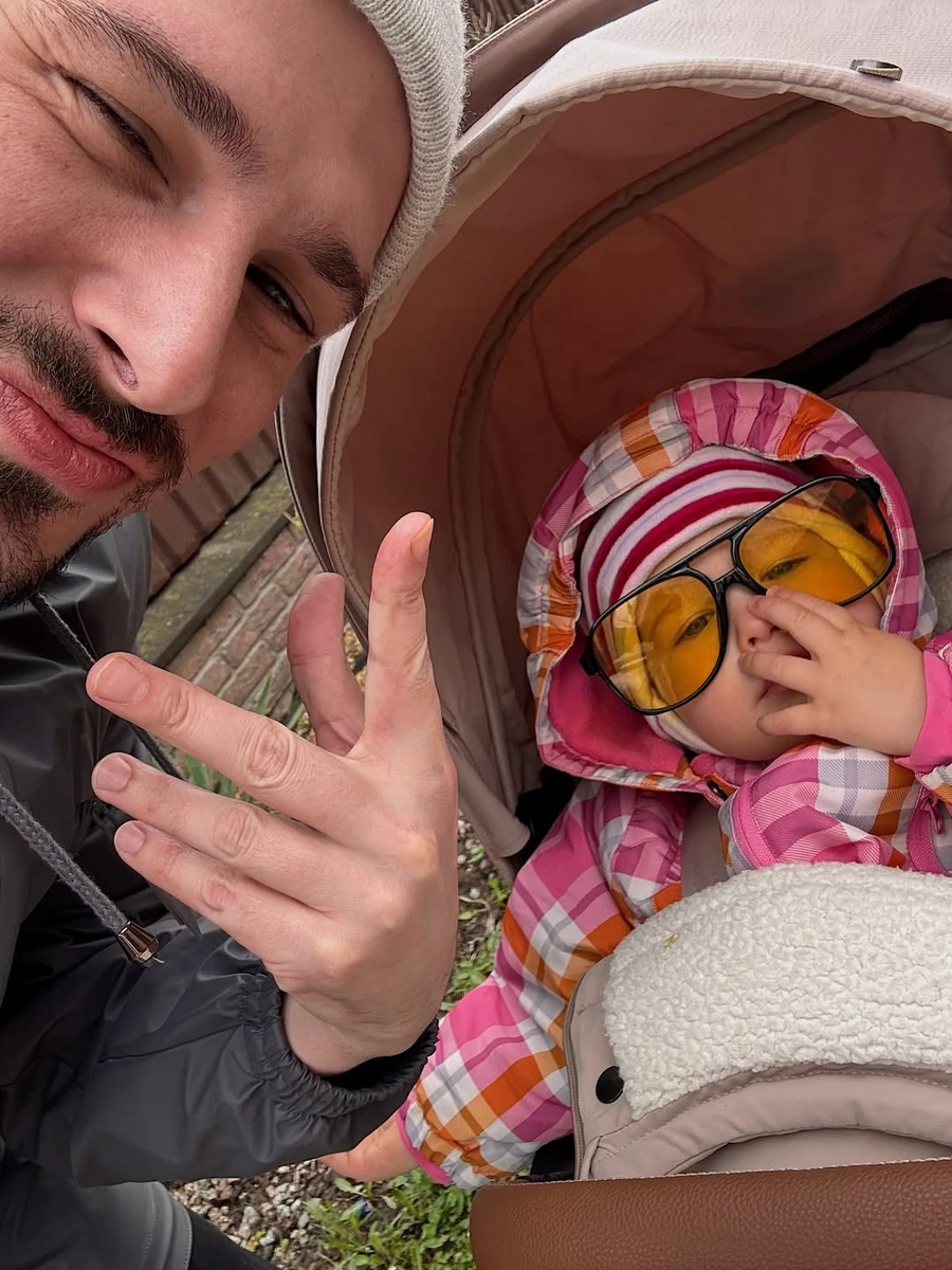 Позитив показав миле фото дочки в його окулярах