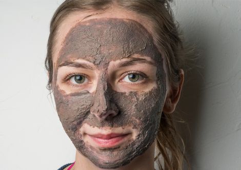 глина на обличчі