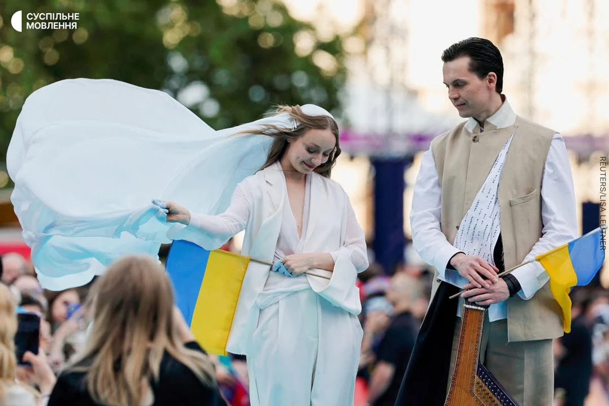 Лелека пройшлася хідником та поспілкувалася з фанатами в образі від бренду Litkovska