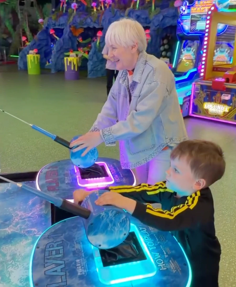 Мамаріка показала, як її мама та син грають на автоматах