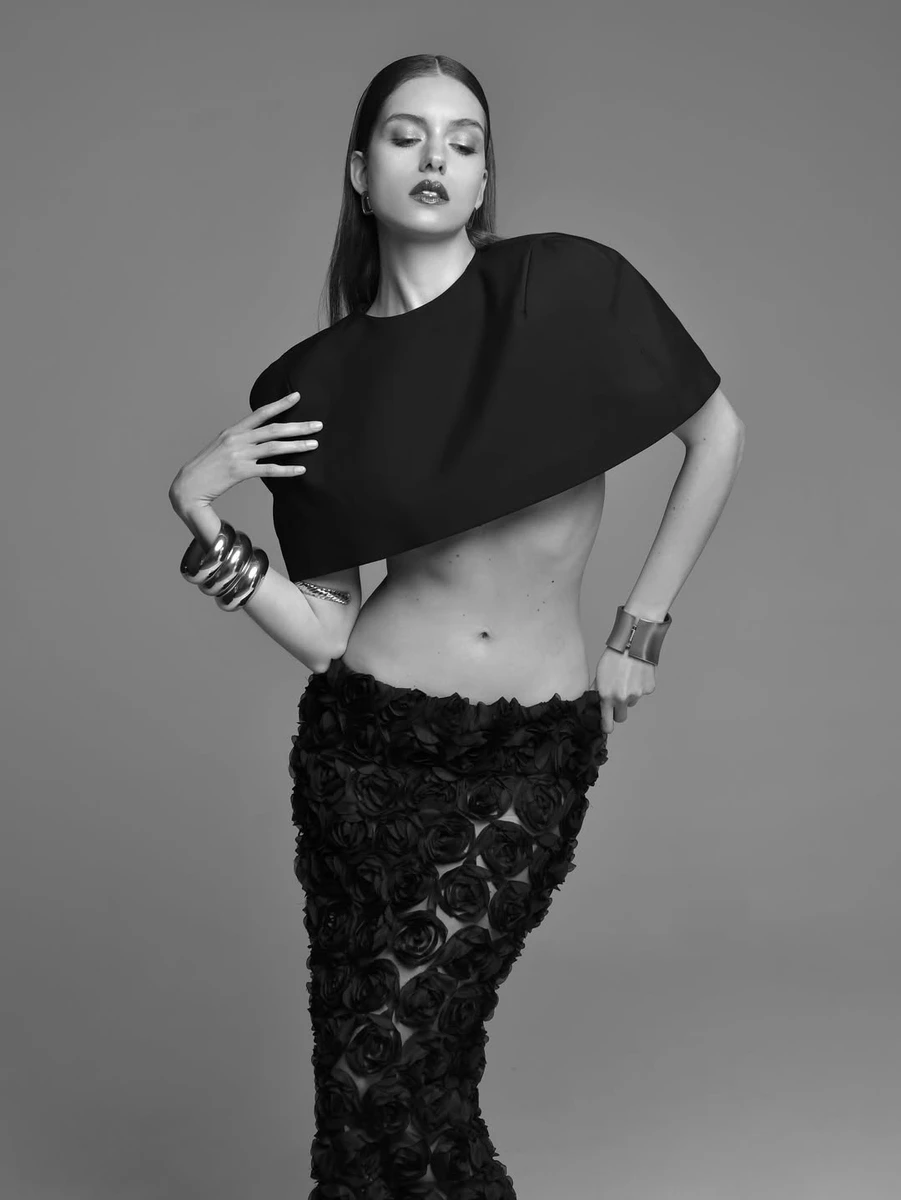 Олександра Кучеренко посвітила талією у звабному луці