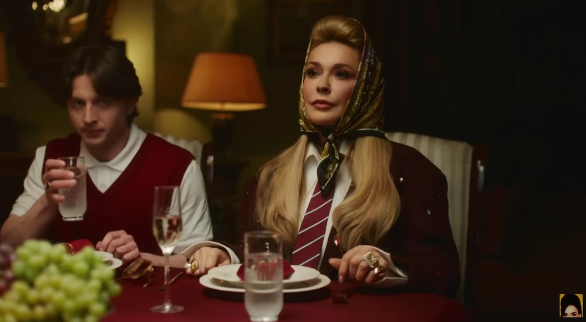 Ольга Сумська в кліпі Трінчер