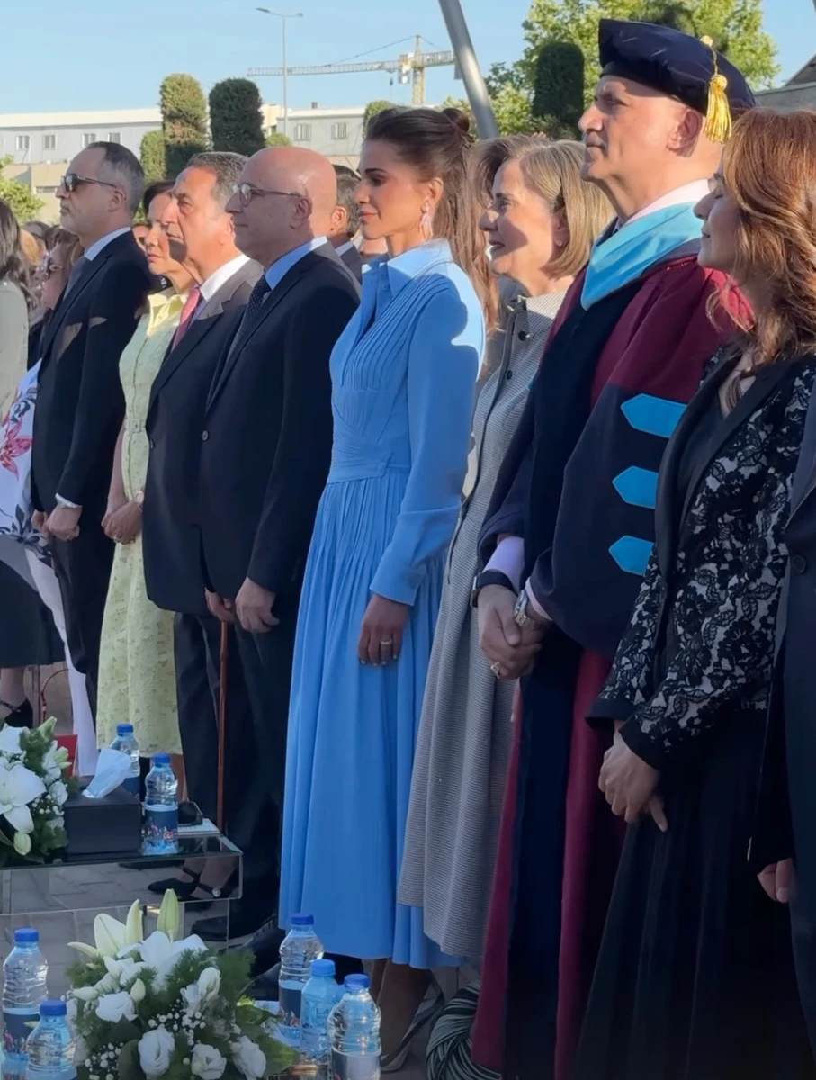Королева Ранія попозувала у блакитній сукні на випускному