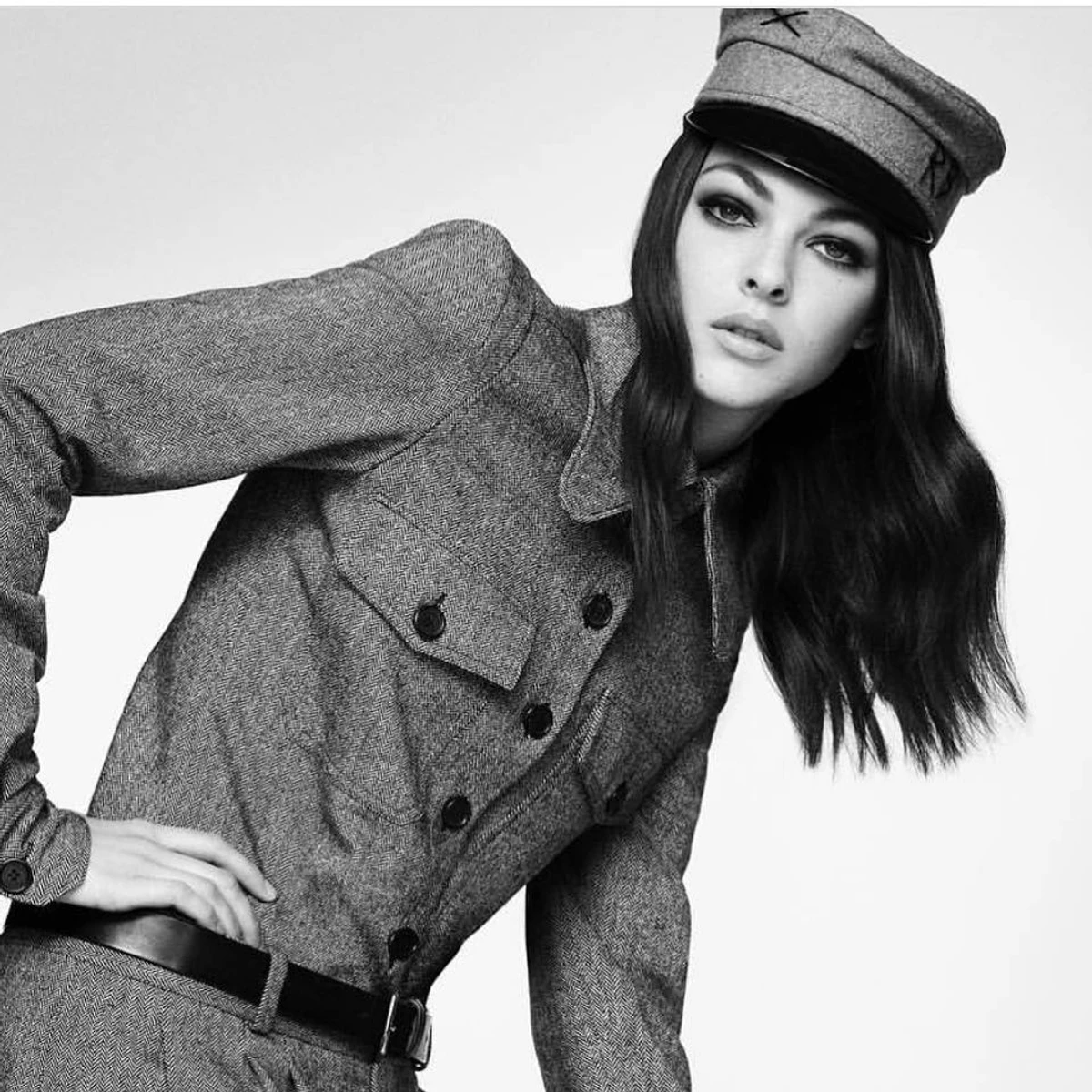 Модель у костюмі і капелюсі для Vogue Japan