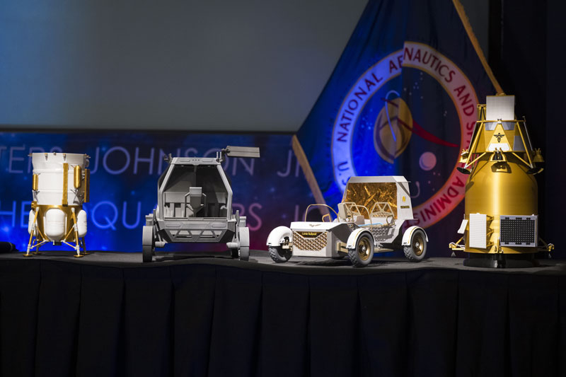 Моделі місячного посадкового модуля Blue Origin Mark 1, лунохода Astrolab, лунохода Lunar Outpost Pegasus та орбітального апарата Firely Elytra Dark.