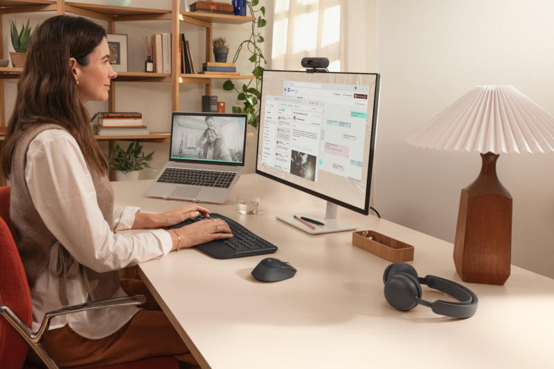 Клавіатура та миша: logitech.com