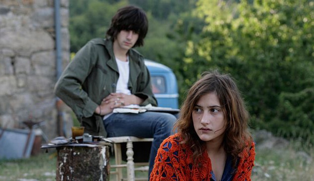 Французская драма "<a href="http://kinoafisha.ua/films/cto-to-v-vozduhe" mce_href="http://kinoafisha.ua/films/cto-to-v-vozduhe">Что-то в воздухе</a>". На дворе 1971 год. На улицах Парижа выступают юные бунтари, устраивающие демонстрации в защиту арестованных студентов и расписывающие стены дерзкими лозунгами. Полиция свирепствует и яростно избивает протестующих под популярные в то время хиты Дэвида Аллена и Роберта Уайта... Cтудент Жиль разрывается между политической борьбой, нахлынувшей любовью к девушке и любовью к кино.