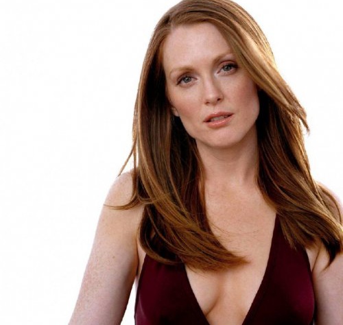 Джулианна Мур (Julianne Moore). Верите ли вы в то, что красивой, рыжеволосой Джулианне Мур 53 года? Ей именно столько лет, но она остаётся очень сексуальной женщиной! Она начала отношения с Бартом Фрейндлихом (Bart Freundlich), который младше её на 9 лет, в 1996 году. После того, как они провели вместе 7 лет и завели двух красивых детей, парочка поженилась и их отношения всё ещё крепки. Учитывая, что Джулианна настолько молода сердцем, а также всё ещё бодра, жизнерадостна и ярка, многие, кто знают её, не обращают внимания на её настоящий возраст. То, что они с мужем настолько очевидно любят друг друга, является ещё одним фактом, работающим в её пользу. Эти красивые отношения заставляют нас желать этой прекрасной "хищнице" и её партнёру большой удачи и счастья.