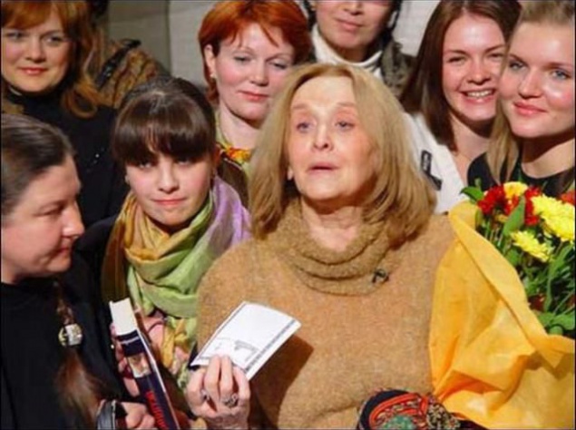 Чем занята сегодня: ставит спектакли в родном Театре Маяковского. Личная жизнь: последние 20 лет не замужем. Двое детей. Что дала внешность? Красота помогла стать одной из любимых актрис культового режиссера Андрея Тарковского — когда он первый раз случайно увидел Терехову, воскликнул: "Какие прекрасные у вас волосы, как вы красивы!" И позвал ее к себе в фильм "Зеркало". А вот личная жизнь не сложилась. Мужчины появлялись в ее жизни и быстро исчезали. "Прок от мужчин был один — давали детей", — однажды сказала Терехова. Старшую дочь Анну родила от болгарского актера Саввы Хишимова, после чего с ним рассталась. Сыну, которого родила без мужа, дала фамилию Тураев и говорила, что его отец — некий зажиточный таджик Тураев. Журналисты нашли режиссера Георгия Гаврилова, который назвался истинным отцом сына актрисы. В итоге сын взял фамилию Терехов, а на расспросы журналистов актриса загадочно отвечает, что это их семейная тайна, главное, что сын знает, кто его мать! "Будьте счастливы! Рожайте детей, в этом смысл жизни женщины! А мужчины приходят и уходят — бог с ними", — говорит Терехова.
