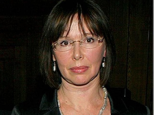 Известной на всю страну Евгения Симонова стала после того, как на экраны вышел фильм Георгия Данелии "Афоня" (1975 год). Медсестра Катя, искренне полюбившая непутевого слесаря Борщова, явилась для многих символом настоящей женщины, которая, при всей своей "тихости", обладает большой внутренней силой. Успех фильма был огромен. Евгению Павловну поклонники буквально засыпали письмами. Ею восхищались, признавались в любви, предлагали руку и сердце. Казалось бы, у Евгении Симоновой должна была закружиться голова от свалившейся на нее всесоюзной славы. Не тут-то было. "Я никогда не питала иллюзий относительно себя, — говорит актриса. — Вот сейчас пересматриваю свои старые фильмы, кажется, что не так уж плохо и сыграла. А тогда мне казалось, что я все сделала плохо, переживала, плакала. На что мама кричала: "Да тебе надо пойти к психиатру!" Видимо, все эти переживания, связанные с низкой самооценкой, стали хорошей прививкой против "звездной болезни". Евгения Симонова не любит громких слов. От нее не услышишь: "Я бросила все ради профессии!" Наоборот, она утверждает: "Честно говоря, я мало чем пожертвовала ради работы. Самое главное — родила и вырастила двух дочерей (старшая дочь Зоя — от первого мужа Симоновой — актера и режиссера Александра Кайдановского). И для меня это всегда было на первом месте".