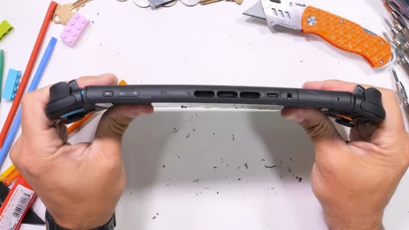 Источник изображения: JerryRigEverything / YouTube