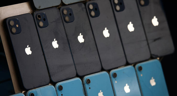 Старі iPhone перетворилися на арт-об'єкти з музейним оформленням