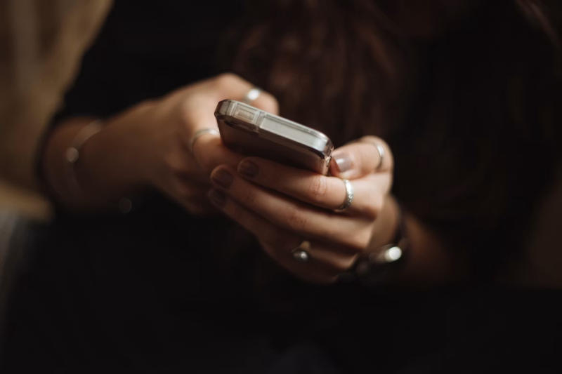 Дівчина з телефоном: Priscilla Du Preez / unsplash.com