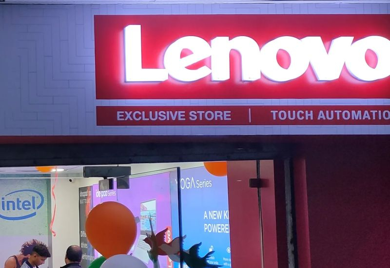 Логотип та продукція: Lenovo