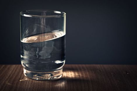 Від чого залежить те, скільки води треба людині пити щодня вода