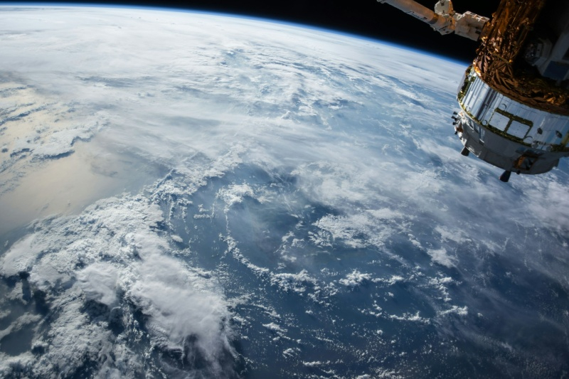 Супутник і ракета: NASA