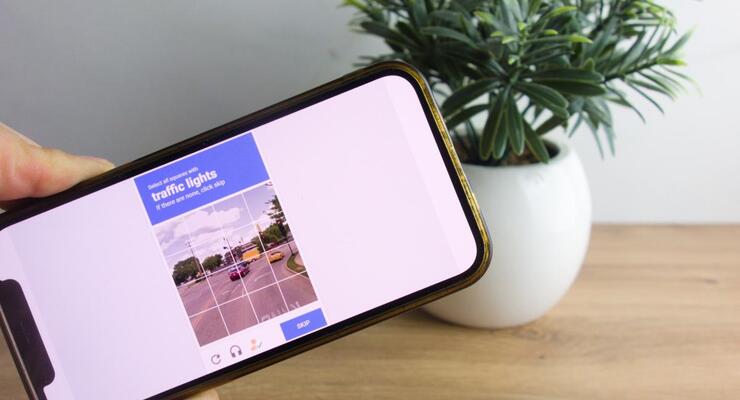 Google хоче, щоб ви помахали рукою в камеру: нова CAPTCHA вже викликала суперечки