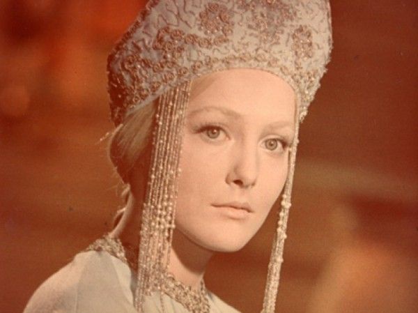 Евгения Филонова (Снегурочка).  1968 году актер Павел Кадочников поставил фильм-сказку по одноименной пьесе Александра Островского "Снегурочка". Главную роль в этом фильме сыграла выпускница Щукинского театрального училища, 22-летняя Евгения Филонова. Но потом в кино ей доставались роли второго плана. И не слишком большие роли в Московском театре имени Гоголя, где она работала. Какое-то время у Евгении был роман с Александром Збруевым. Но замуж она вышла за другого мужчину. Родила дочь. Умерла в 1988-м — от рака груди, ей был 41 год... Перед смертью, 30 декабря, просила открыть ей балкон — хотела увидеть снег.