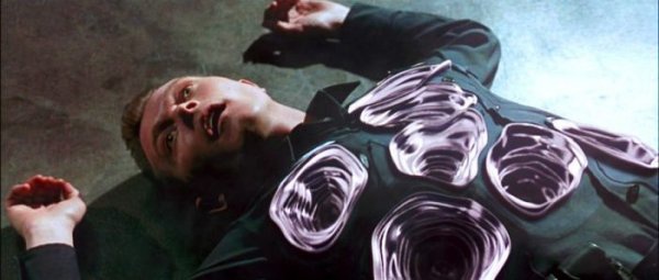7. Терминатор 2: Судный День (1991). Терминатор 2 Джеймса Кэмерона стал самым дорогим блокбастером , из когда-либо созданных до 1991 года. Чтобы создать жидкий металл T-1000, Камерон заказал фирме Industria Light & Magic делать самые сложные CGI эффекты. Результат стал вехой в истории кино и спецэффекты стали революционными.