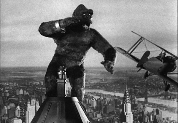 6. "Кинг Конг (1933). Это сказка о гигантской обезьяне может выглядеть примитивно по съемкам в наши дни, но приемы, которые были использованы при съемке Кинг-Конга стали классикой современных специальных эффектов. При создании фильма была использована стоп-моушн анимация так качественно и мастерски, что механическая кукольная обезьяна на экране может выражать эмоции и раскрывает настоящий характер. Зрители не видели ничего подобного в 30-х годах, а эффекты впечатляют и сегодня.
