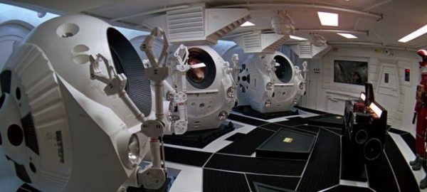 3. 2001: Космическая Одиссея (1968). Пионерские эффекты Стэнли Кубрика в фантастике "2001: Космическая Одиссея" изменили киноиндустрию навсегда. Обидно, что никто не использует приемы Кубрик и гуру эффектов Дугласа Тернбулла, потому что они по-прежнему работают. При создании фильма впервые были использованы компьютеры для создания эффектов движения, необходимые для достижения наиболее сложных эффектов. Итак, "2001: Космическая Одиссея" заложил основу всех современных спецэффектов.