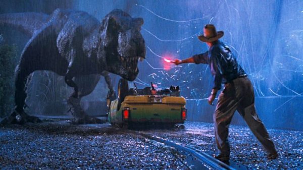 2. "Парк Юрского Периода (1993). Терминатор 2 доказал, что CGI эффекты могут быть фотореальны, но Парк Юрского Периода доказал, что мастера компьютеров вскоре могут взять в свои руки всю промышленность спецэффектов. Невозможно выразить, чтобы ощущали зрители в 1993 году, когда на экране они видели живых бронтозавров и тиранозавров во всей своей красе.