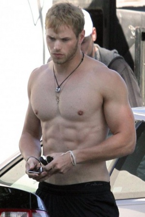 Келлан Латс (Kellan Lutz). 29-летний актёр и модель совершил свой большой прорыв, когда его взяли на роль Эмметта Каллена (Emmet Cullen) в фильмах "Сумерки", после чего его карьера пошла вверх. Однако если вы вобьёте в Гугл его имя, то вторым результатом будет "Тренировочные упражнения Келлана Латса" (Kellan Lutz workout). Журнал "Men’s Health" (Мужское Здоровье) опубликовал тренировочный режим накачанного актёра в интернете, и он также был на обложке "Men’s Fitness" (Мужской Фитнес). Нечего и говорить, что его тело впечатляет – и никто не будет против, если он снимет свою рубашку.