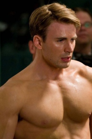 Крис Эванс (Chris Evans). Звезда "Капитана Америки" и в целом качок, Крис Эванс, не стесняется показывать свои мускулы на экране и это одна из причин, по которой мы его любим. Как и в случае Келлана Латса, люди часто ищут режим тренировок Криса Эванса, так как тело 33-летнего актёра определённо является чем-то, к чему можно стремиться. Он накачан, подтянут и красив, а режим тренировок, которым он следовал для фильма Капитан Америка, был опубликован в Мужском Фитнесе и Мужском Здоровье. Мальчики, берите на заметку.