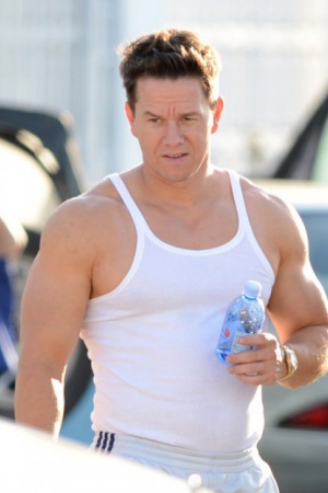 Марк Уолберг (Mark Wahlberg). Мускулы Марка Уолберга выглядят всё так же хорошо, как когда он работал моделью на Келвина Кляйна (Calvin Klein) в начале 1990-ых годов. Певец, модель и успешный актёр нередко показывает своё тело на экране и даёт подышать своему прессу. В 43 года отец четырёх детей видимо занимается по хорошей программе, так как его подтянутость, судя по всему, никуда не исчезнет.