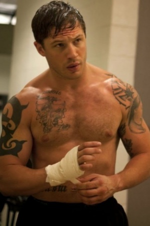 Том Харди (Tom Hardy). Когда вас выбирают на запоминающуюся роль Бэйна (Bane) в "Чёрном Рыцаре: Возрождение Легенды", то, естественно, вы должны быть накачанным. И Том Харди, без сомнения, таким является. Актёр из Англии, которому 36 лет, сыграл много ролей, для которых его тело должно было быть в лучшей форме. Он играл в таких фильмах, как "Воин", где он сыграл бойца смешанных боевых искусств. Его тело настолько красиво, что его режим тренировок публикуют в интернете все кому не лень, и, как в случае многих других звёзд Голливуда в этом списке, эти статьи находятся в топе результатов поиска по его имени в Гугл. Мы, конечно же, не виним никого, кто хочет выглядеть также хорошо, как Харди. На самом деле, мы даже приветствуем это.