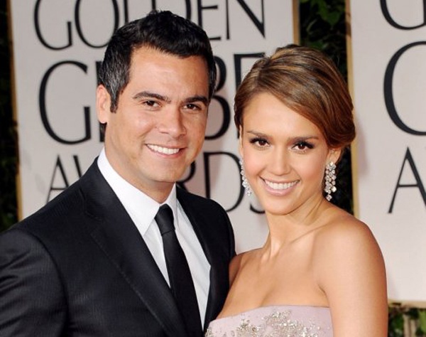 7. Джессика Альба (Jessica Alba). Джессика Альба встретила Кэша Уоррена (Cash Warren), помощника продюсера во время съёмок фильма "Фантастическая четвёрка" в 2004 году. Кэш был большим поклонником Альбы и её работы, начиная с её фильмов 90-ых годов, и до телесериала "Тёмный ангел". Согласно сообщениям они отлично поладили и почувствовали мгновенное влечение друг к другу. Они начали встречаться во время работы на съёмочной площадке фильма "Фантастическая четвёрка". В 2008 году они поженились и теперь у них есть двое детей.